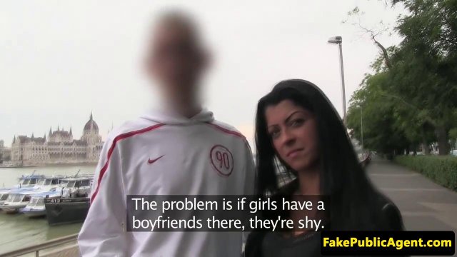 Превью Телка сосет и насаживается на член незнакомца ради денег № 13672