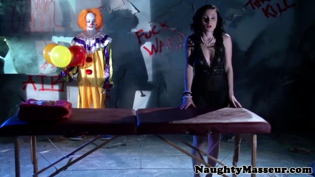 Превью Брюнетка ради удовольствия трахается в киску с клоуном № 14369