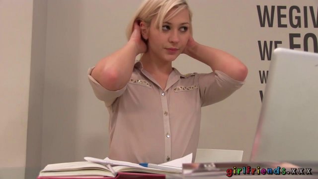 Превью Блондинка нежно дрочит свою бритую киску на рабочем месте под столом № 16246