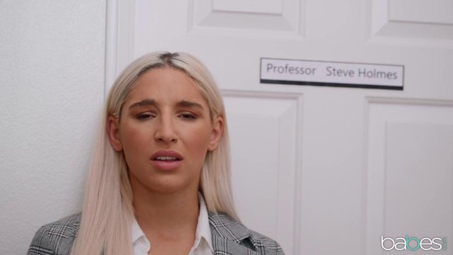 Превью Блондинка расслабилась на члене коллеги, трахнувшись с ним на столе № 35395