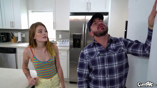 Превью Красотка расплатилась жарким сексом с сантехником за работу № 35419