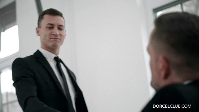 Превью Красотка в чулках устроила секс втроем со своими охранниками № 35446