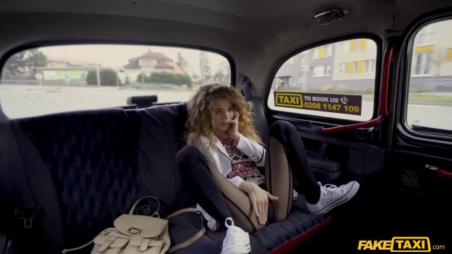 Превью Кудрявая телочка умело скачет на члене таксиста в его большой машине № 35451