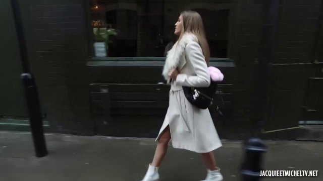 Превью Красотка принимает огромный черный ствол в ротик, а потом и в киску № 35463