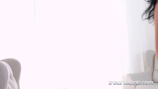 Превью Кудрявая брюнетка нежно стонет от жаркого секса на ковре № 35526