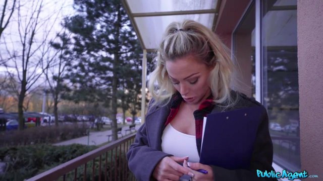 Превью Ради денег развратница даже готова на быстрый секс в подъезде № 35528