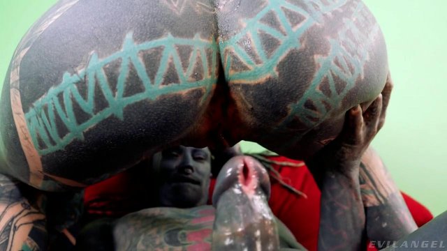 Превью Яркая неформалка любит секс со своим парнем во секс позах № 35615