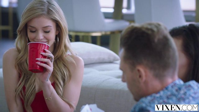 Превью Блондинка с тату красиво трахает парня и сосет член № 36212