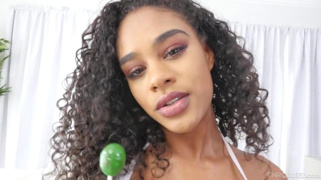 Превью Кудрявая негритянка с аппетитом отсасывает белый член парня № 36250