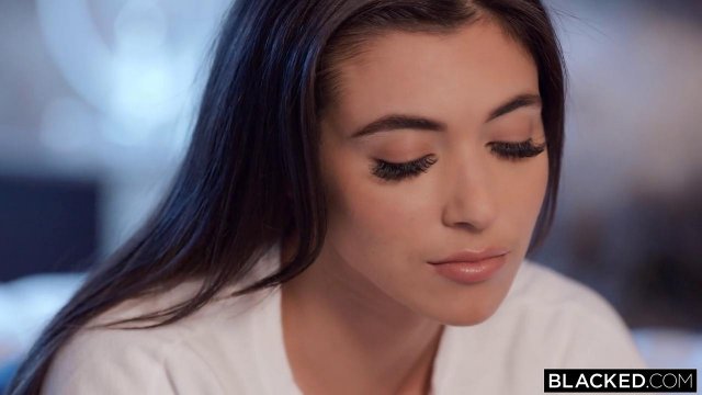 Превью Негр присунул развратной брюнетке глубоко в розовую письку № 36267