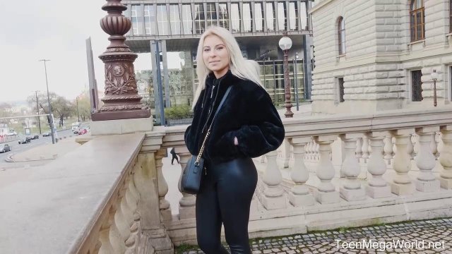 Превью Блондинка присаживается на член парня на первом свидании № 37773