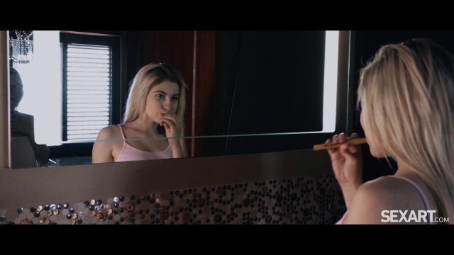 Влюбленная лесбийская пара занимается сексом рано утром