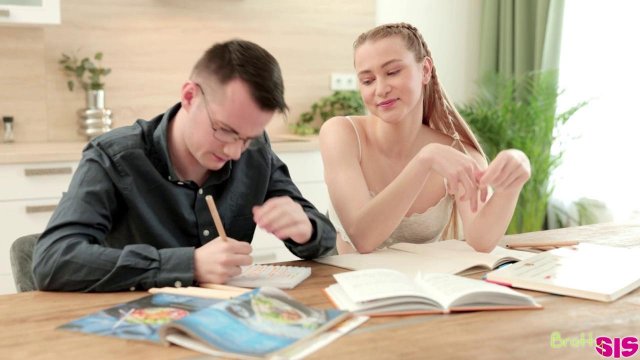 Превью Молодой студентка захотелось трахаться вместо учебы № 42358